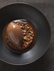 Crème au moka, ganache moelleuse aux épices et chocolat, sauce caramel mou.