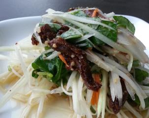Chez ChuChai, on peut déguster  des plats thaïs, sans protéines animales. Ici, salade de papaye et...