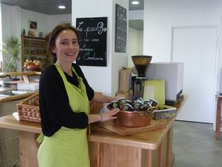 Le Bonheur est dans le Pot , Karine Marie dans son restaurant-boutique Place Saint Pierre à...