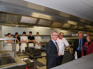 François Bonneau, président du conseil régional inaugure la cuisine