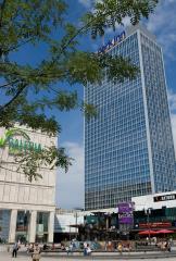 Le Park Inn by Radisson Berlin-Alexanderplatz, dont la silhouette massive est bien connue des...