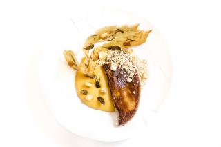 Crémeux de Maïs, Foie Gras poêlé, Croustillant de Grillons au Sarrasin, Neige de Pop-corn et Maïs...