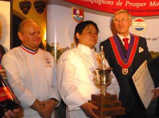 Remise du Prix Prosper Montagné à Carcassonne, de gauche à droite Joël Robuchon, KOuki Kumamoto le...