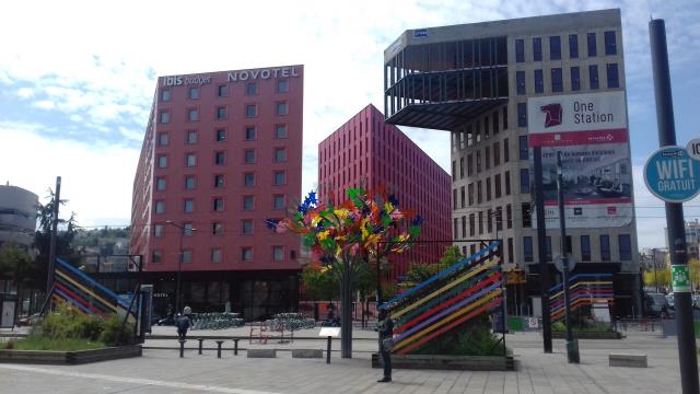 Les hôtels sont situés en face de la gare TGV de Chateaucreux, un quartier en pleine expansion