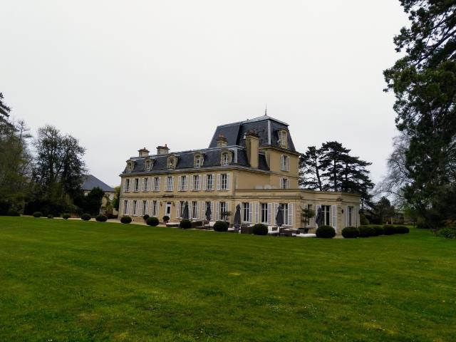 La Chenevière, hôtel 5 étoiles de 29 chambres, est située sur la côte normande entre Bayeux et les plages du débarquement