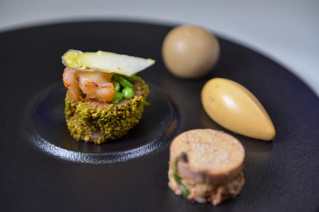 Le plat de Julien Médard, aux lignes volontairement épurées