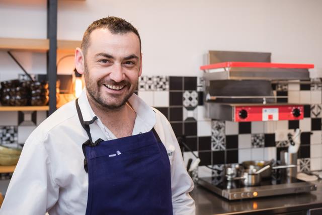 Le chef basque Sébastien Gravé prépare les plats derrière le comptoir, au plus proche des clients.