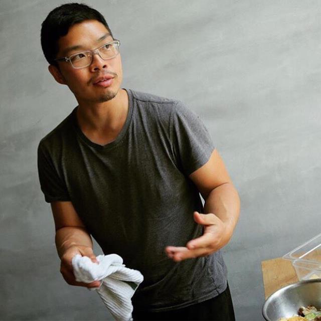 iplômé en économie et études asiatiques, Anthony Myint milite en faveur de l'environnement et du social depuis ses débuts dans la restauration et l'ouverture en 2008 du restaurant Mission Street Food à San Francisco.
