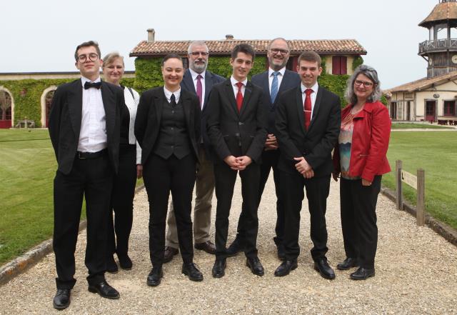 Au premier plan les élèves finalistes : Enzo Sobreira, Pauline Piroux, Théo Beaupère et Nicolas Lamour, avec à leurs côtés leurs professeurs, Sandrine Zehnder, Thomas Vivant, Didier Jeanjean et Véronique Martin.