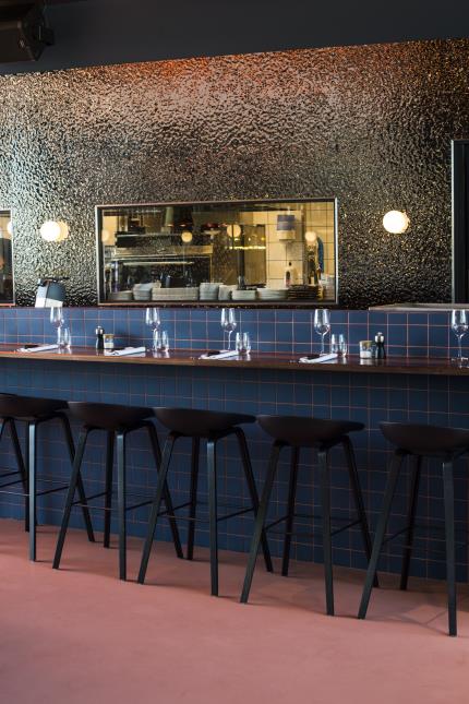 Le raw bar avec vue sur la cuisine.