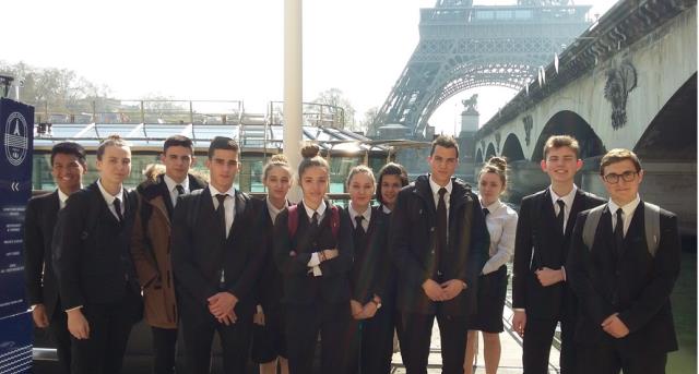 Les élèves de Notre Dame du Roc aux pieds de la tour Eiffel