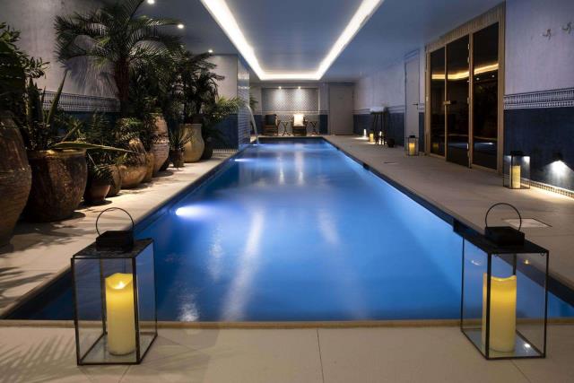 La piscine de 15 mètres de long de l'hôtel Monte Cristo, à Paris (Ve), avec son décor oriental : de quoi donner envie de plonger...