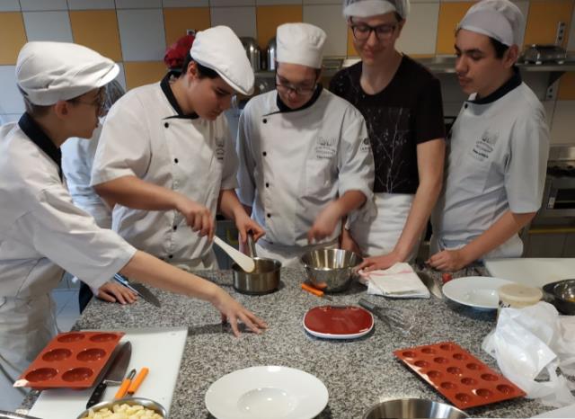 Entrainement dans les laboratpoires de cuisine et pâtisserie