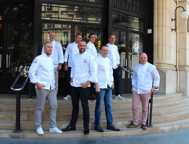 Les 8 finalistes de la sélection France du Bocuse d'Or sur les marches de la Mutualité, à Paris (Ve), où ils seront en compétition les 23 et 24  septembre 2019.