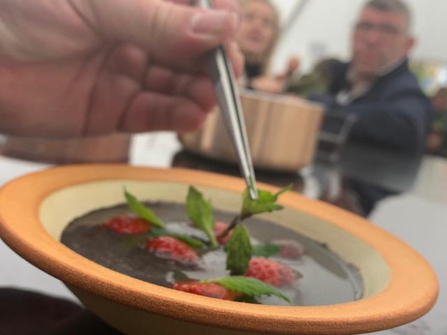 Soupe de sésame noir, fraises infusées à la mélisse et flambées à l'eau de vie de framboise Morand, par Yoann Gregory.