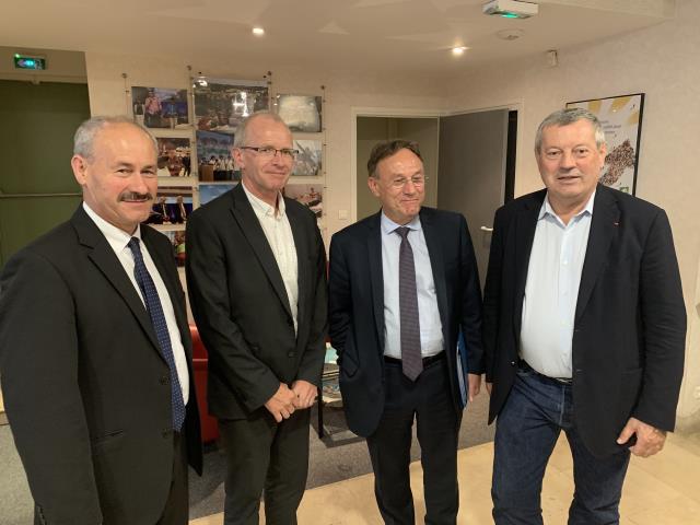 De g à d : Dominique Ravon, président de Maisons Familiales de France, Dominique Marmier, président de Familles Rurales, Patrice Joly président du Parlement rural et de Nouvelles Ruralités, et Roland Héguy.