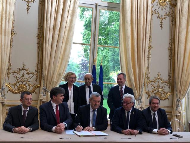 Signature des organisations patronales en présence de Muriel Pénicaud, Jean-Yves Le Drian et Jean-Baptiste Lemoyne.