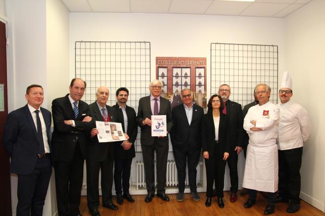 De g à d : Eric Duszynski, proviseur-adjoint, Patrick Scicard,  pt. PSI Investissements, Pierre Berthet,  Daniel Marques,  RH Mama Shelter, Alain Jacob, pdg  Ajconseil, Serge Trigano, Michèle Villermaux enseignant, Michel Ryckebusch, Ludovic Robar,  chef 
