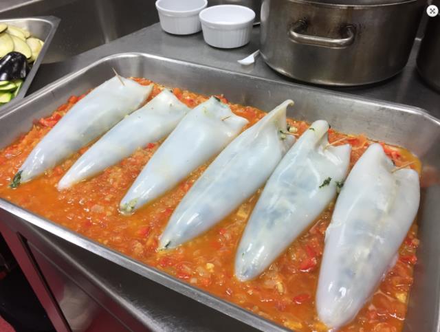 Calamars farcis sur coulis de poivrons et Fleur de Bayaldi