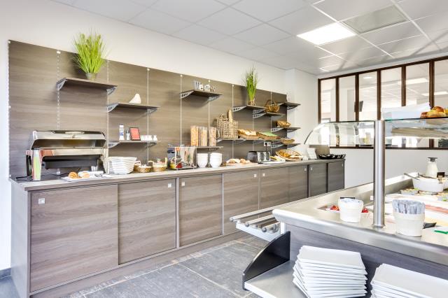 Buffet dressé à l'hôtel « inspiration by balladins », à Caen (Calvados).