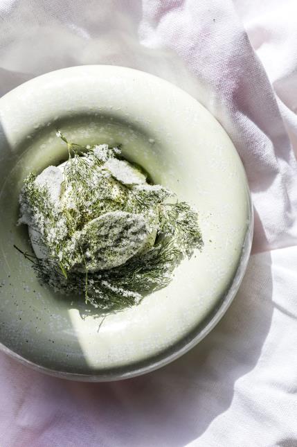 Guillaume Sanchez : chartreuse, herbes fraîches, yaourt. Un dessert qui s'inspire de l'univers de la forêt, de la nature, du givre.