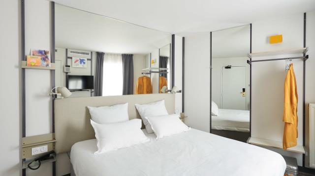 Tous les rangements se modulent dans les chambres de French Theory : pour davantage de confort et de personnalisation de l'espace.