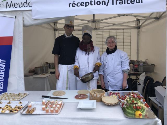 Les élèves prêtes pour faire la démonstration de leur savoir-faire au grand public