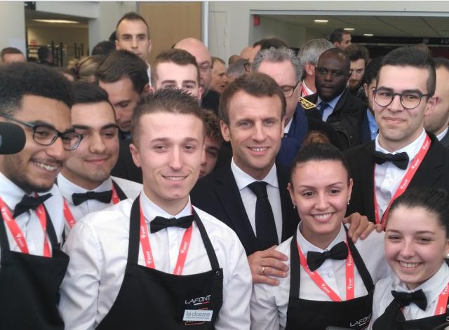 Les élèves du lycée La closerie autour d'Emmanuel Macron