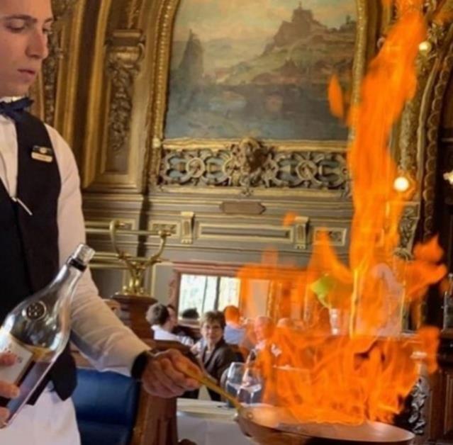 Flambage en salle, au Train bleu à Paris.