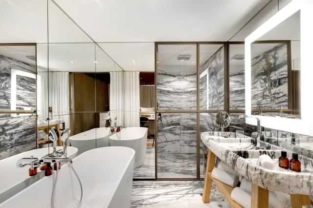 Les salle de bains en marbre sont ouvertes sur les chambres et intègrent des jeux de miroirs pour apporter de la luminosité.