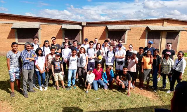 Les élèves de Terminale Bac Hôtellerie-Restauration du lycée Albert de Mun  à Madagascar