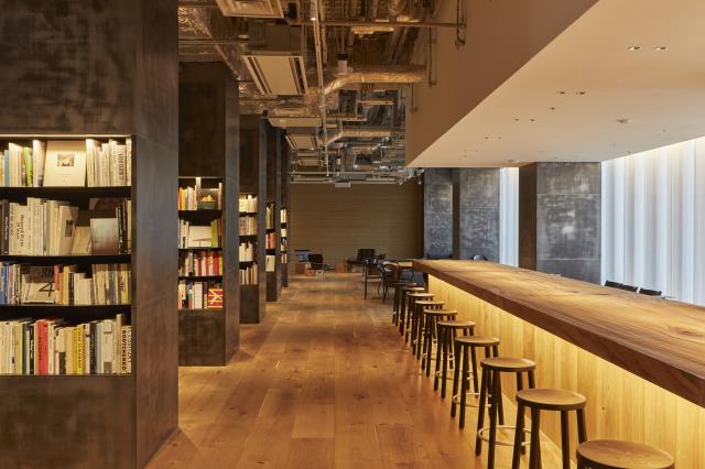 Vaste bibliothèque, salon et lounge au 6e et dernier étage de l'hôtel Muji.