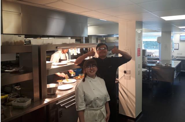 Sophie et Ethan au Bromley Court Hotel en Angleterre en cuisine