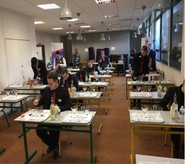 Les candidats pendant les épreuves du Maf bar