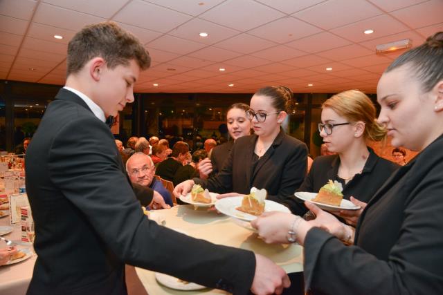 Les élèves du lycée Jacques Coeur en première ligne pour les restos du coeur