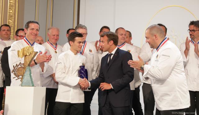 'Il est important d'avoir de la reconnaissance de ce que sont les savoir-faire français, synonyme de l'excellence, de la part de notre héritage et donc de la transmission pour qu'ils perdurent', a déclaré Emmanuel Macron lors de la remise du prix.