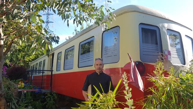Michel Chouteau fait visiter l'ancien autorail devenu gîte insolite