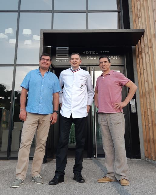 Le chef étoilé Gilles Reinhardt signe la carte du Mildiss. À sa gauche, Xavier Verdy, à sa droite Sébastien Bertrank, les fondateurs de l'établissement.