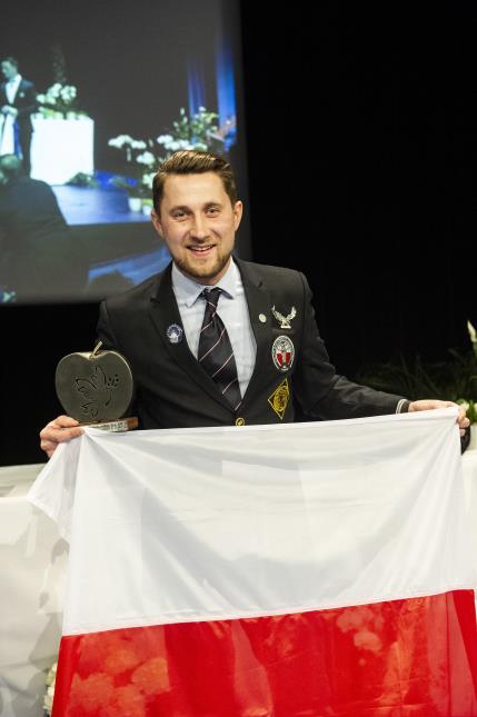 Le polonais, Artur Wawrzyszczak, barman au restaurant Papu à Cracovie, remporte le Trophée international des professionnels.