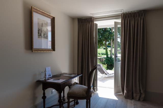 Une des 10 chambres de la nouvelle grange, avec accès à une terrasse face au parc de 27 hectares du domaine.