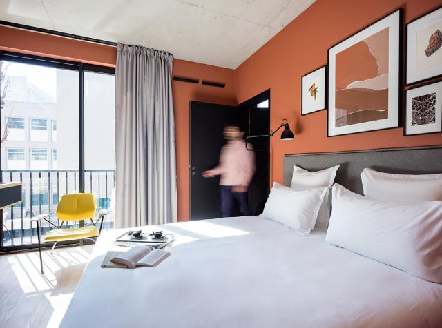 Confort, luminosité et espace résument l'esprit des 14 chambres de la résidence hôtelière, proposée par Deskopolitan.
