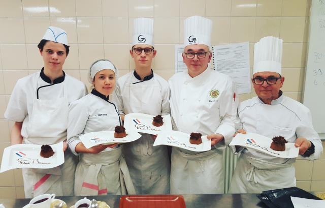 Les cuisiniers du lycée Georges Baptiste pr^tes pour le gala Paul Bocuse