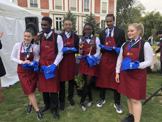 Les gagnants des catégories féminine et masculine de la 1ère course des garçons de café ru réseau EHV
