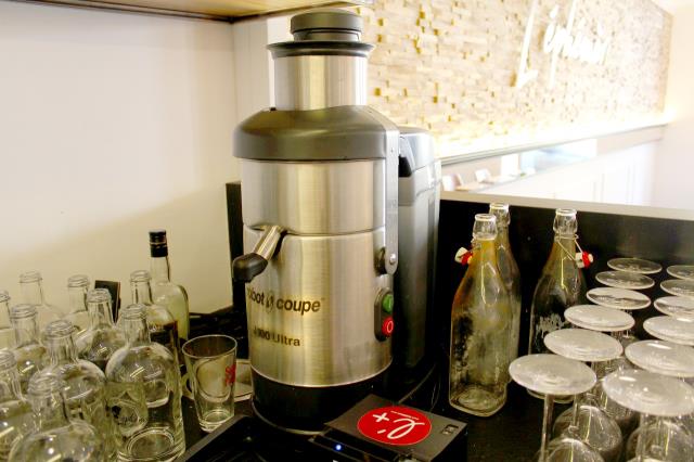 Installé côté bar, l'extracteur de jus J 100 Ultra Robot-Coupe sert pour tous les jus servis minute au restaurant L'Éphémère.