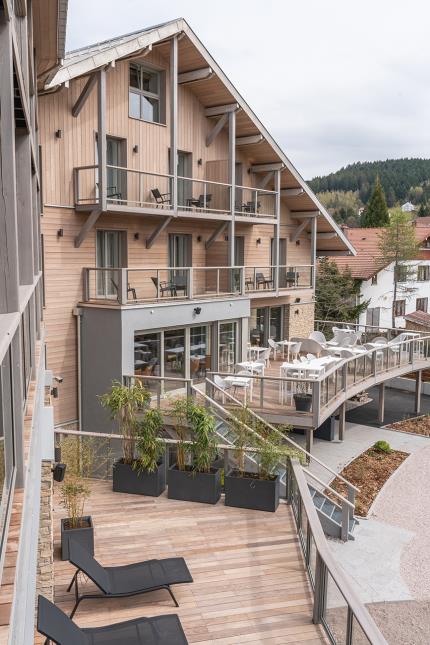 Le bâtiment a été totalement isolé par l'extérieur et respecte certains principes écologiques: chauffage solaire, eau de pluie récupérée, lavage du linge à l'ozone....