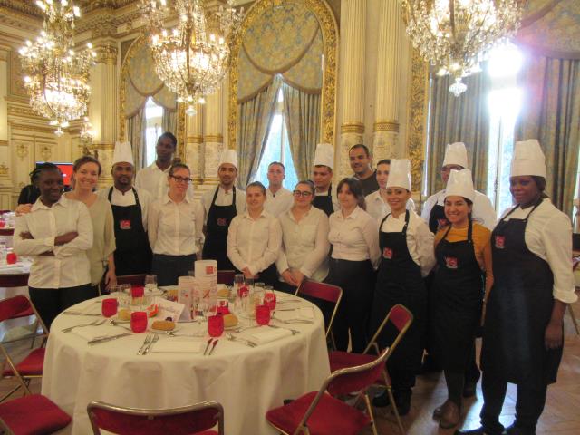 Les jeunes du restaurant-école de La Salle à Manger de Lyon avant le service.
