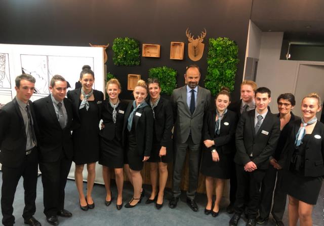 Les élèves du lycée hôtelier d emazamet autour du premier Ministre Edouard Philippe