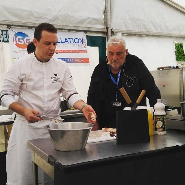 Le chef étoilé Julien Hennote et le conteur Lucien Gourong en pleine démonstration culinaire.
