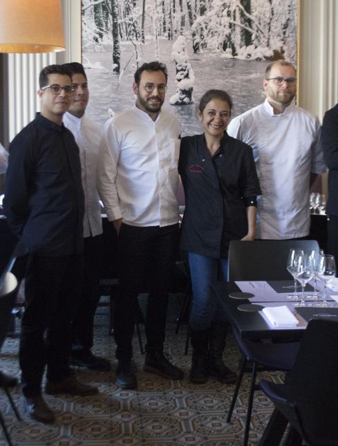 Sadia Hessabi et César Troisgros avec l'équipe du Central avant de servir le premier déjeuner aux saveurs afghanes