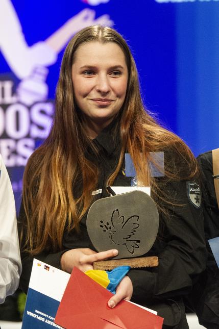 Ronja Kastberg, élève à l'école hôtelière de Boras, en Suède, eçoit le Trophée international des élèves.